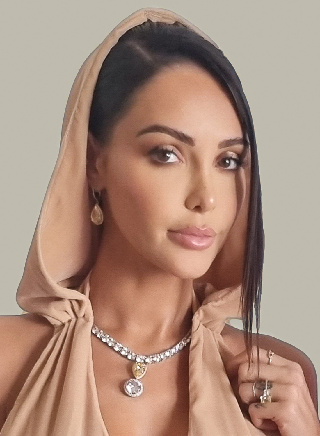 Portrait de Nabilla Benattia en 2023