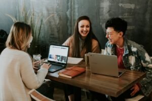 Jeunes avec ordinateurs préparant des idées pour se faire de l’argent de poche