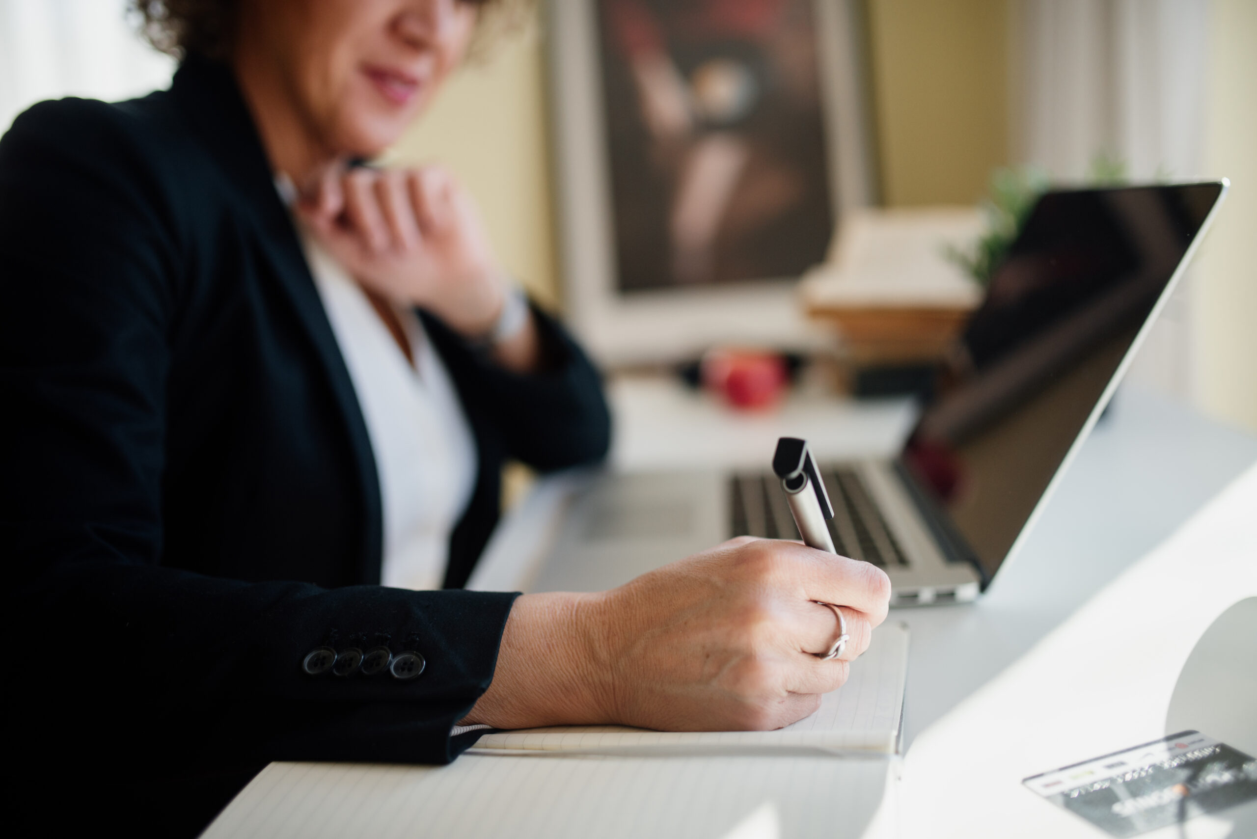 Consultante en rendez-vous client pour cadrer un audit IA de PME
