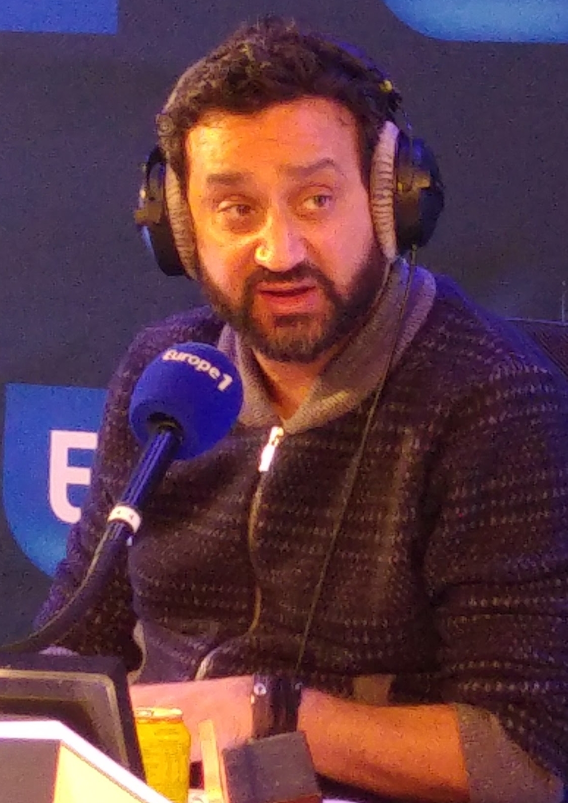 Cyril Hanouna au micro pendant une émission