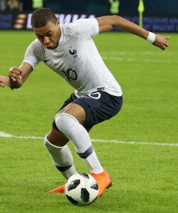 Kylian Mbappé avec le maillot de l’équipe de France