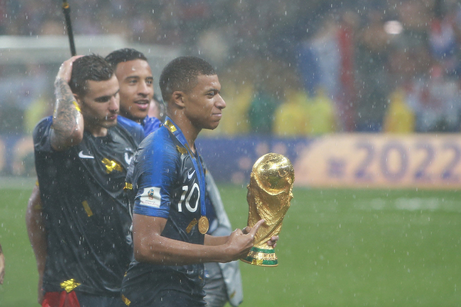 Kylian Mbappé avec le trophée de la Coupe du monde 2018