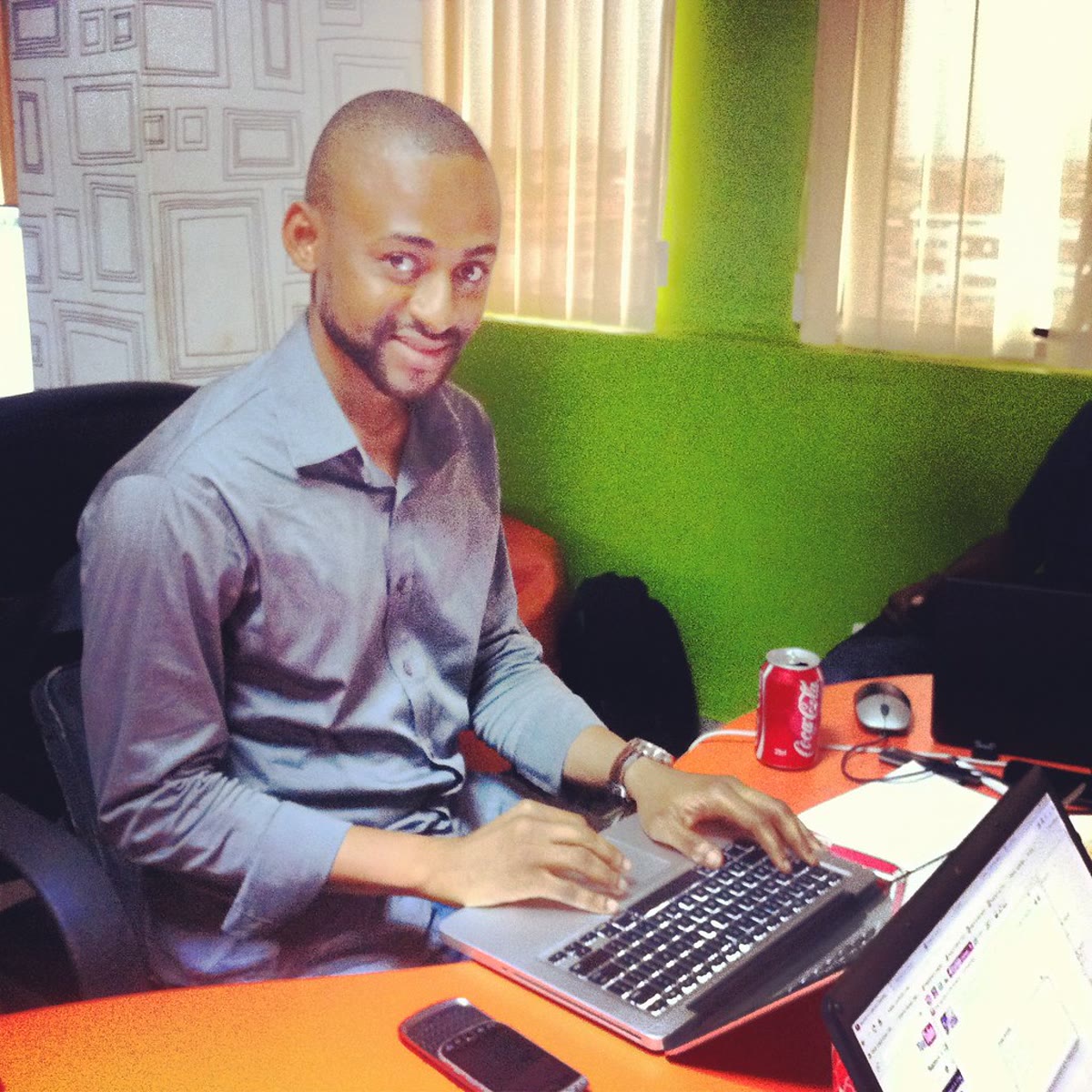 Entrepreneur au bureau sur ordinateur pour service IA et cashflow digital