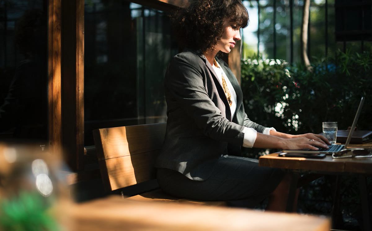 Freelance au laptop pour automatisation IA et revenus digitaux