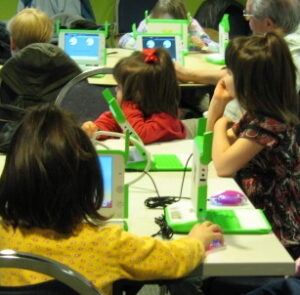 Adolescents utilisant des ordinateurs portables pour apprendre des compétences numériques encadrées
