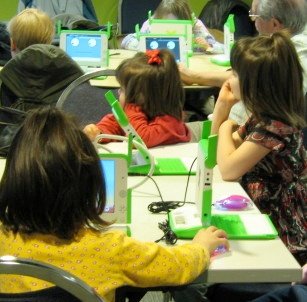 Adolescents utilisant des ordinateurs portables pour apprendre des compétences numériques encadrées