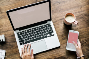 Ordinateur portable et smartphone pour trouver des méthodes gratuites de gagner de l’argent rapidement