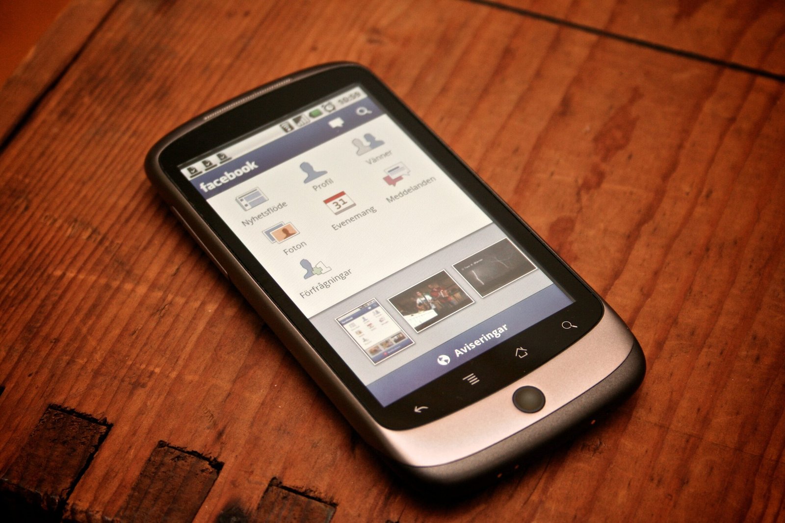 Application Facebook sur smartphone, support de l’attention mobile monétisée par la publicité