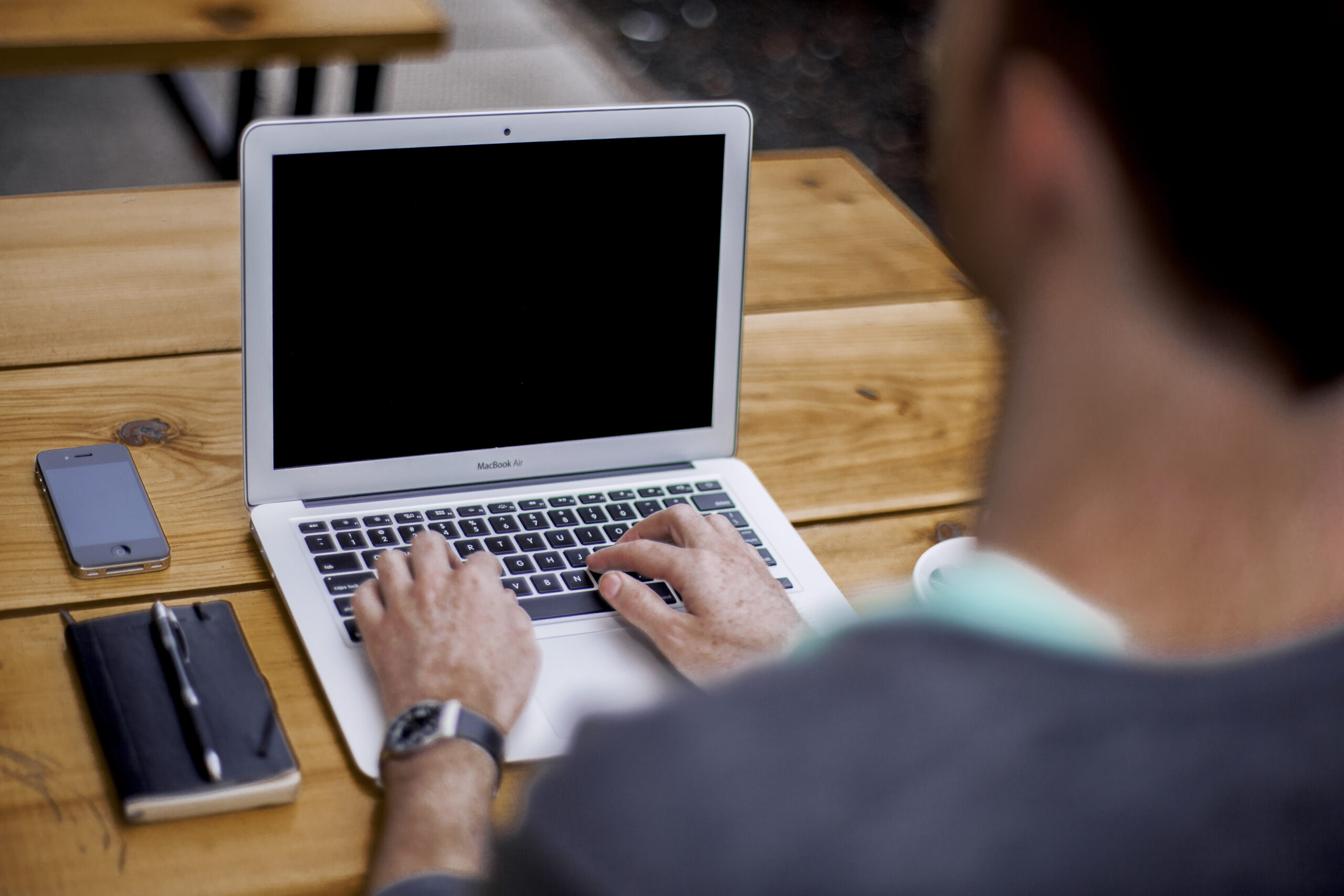 Personne écrivant sur un ordinateur portable pour organiser une newsletter et des offres affiliées