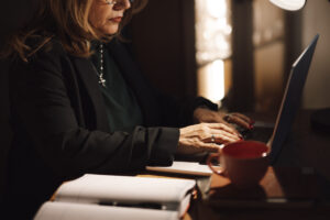 Créatrice digitale travaillant sur une newsletter IA depuis un ordinateur portable
