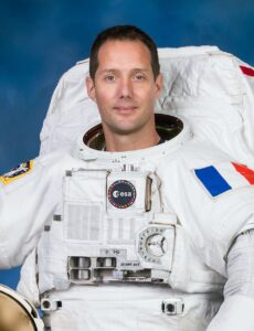 Thomas Pesquet en combinaison spatiale en 2020