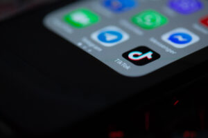 Application TikTok sur smartphone pour développer une audience et monétiser ses vidéos