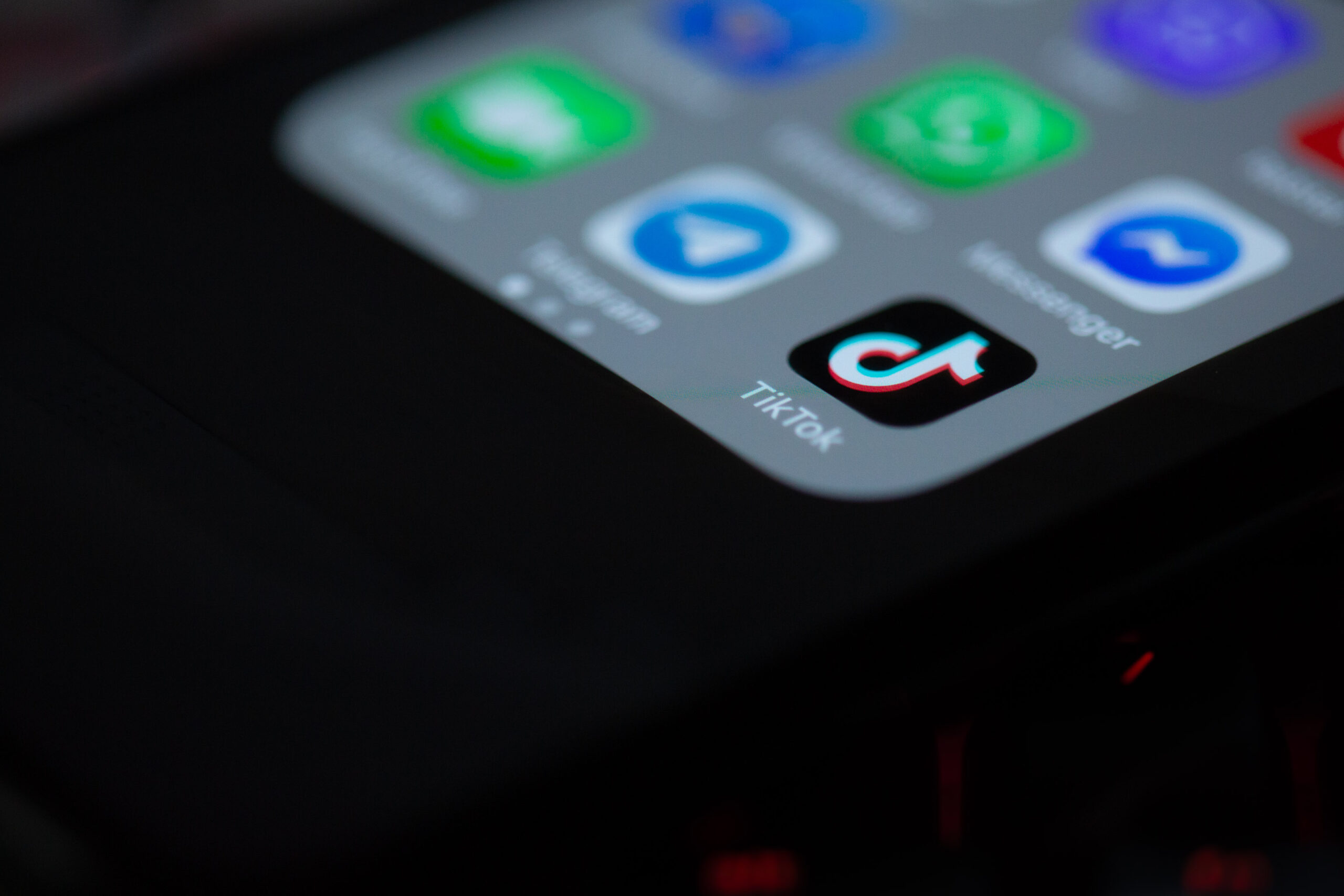 Application TikTok sur smartphone pour développer une audience et monétiser ses vidéos