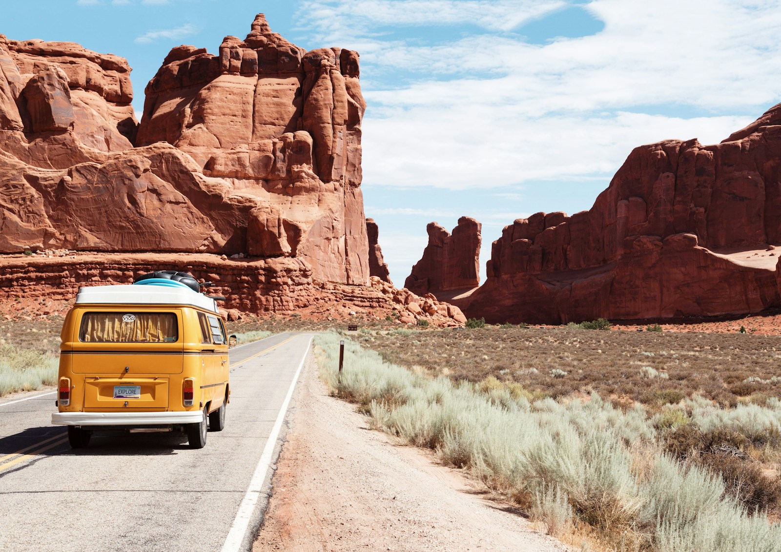 Van sur une route panoramique, illustration du voyage financé par un budget et des revenus mesurés