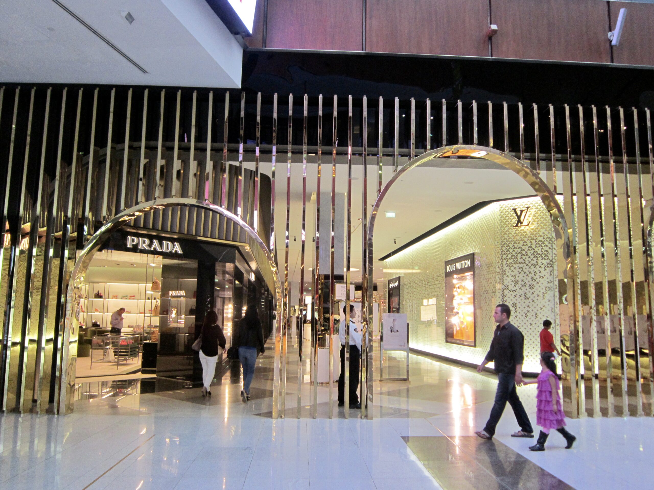Intérieur du Dubai Mall pour illustrer le shopping et les dépenses loisirs à Dubaï