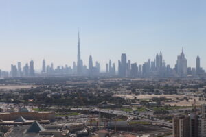 Skyline de Dubaï avec gratte-ciel et Burj Khalifa pour illustrer le coût d’un séjour en ville