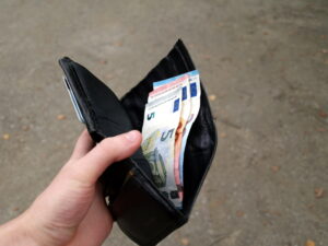 Portefeuille avec billets en euros pour illustrer la gestion de son argent quand on est jeune