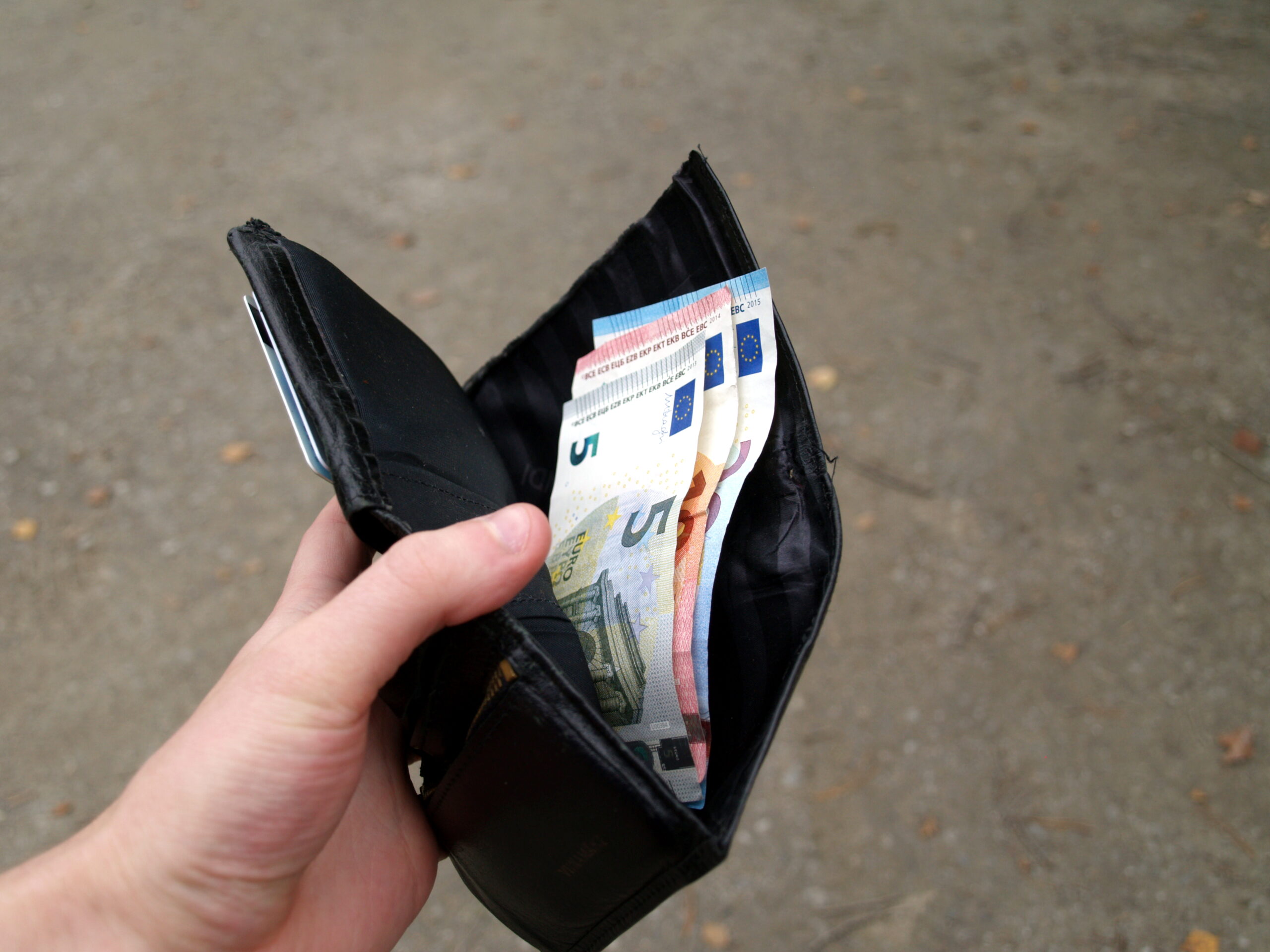 Portefeuille avec billets en euros pour illustrer la gestion de son argent quand on est jeune
