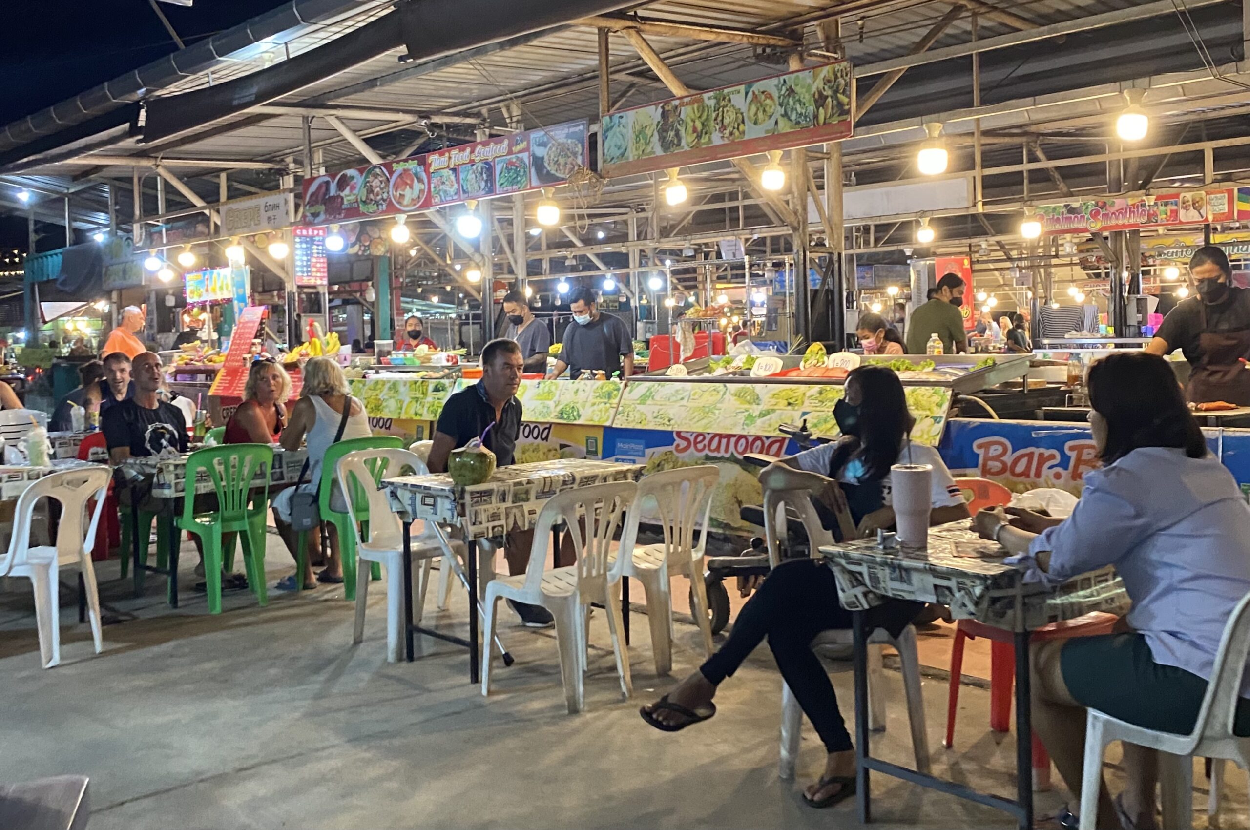 Marché de nuit à Phuket pour illustrer les dépenses repas souvenirs et sorties