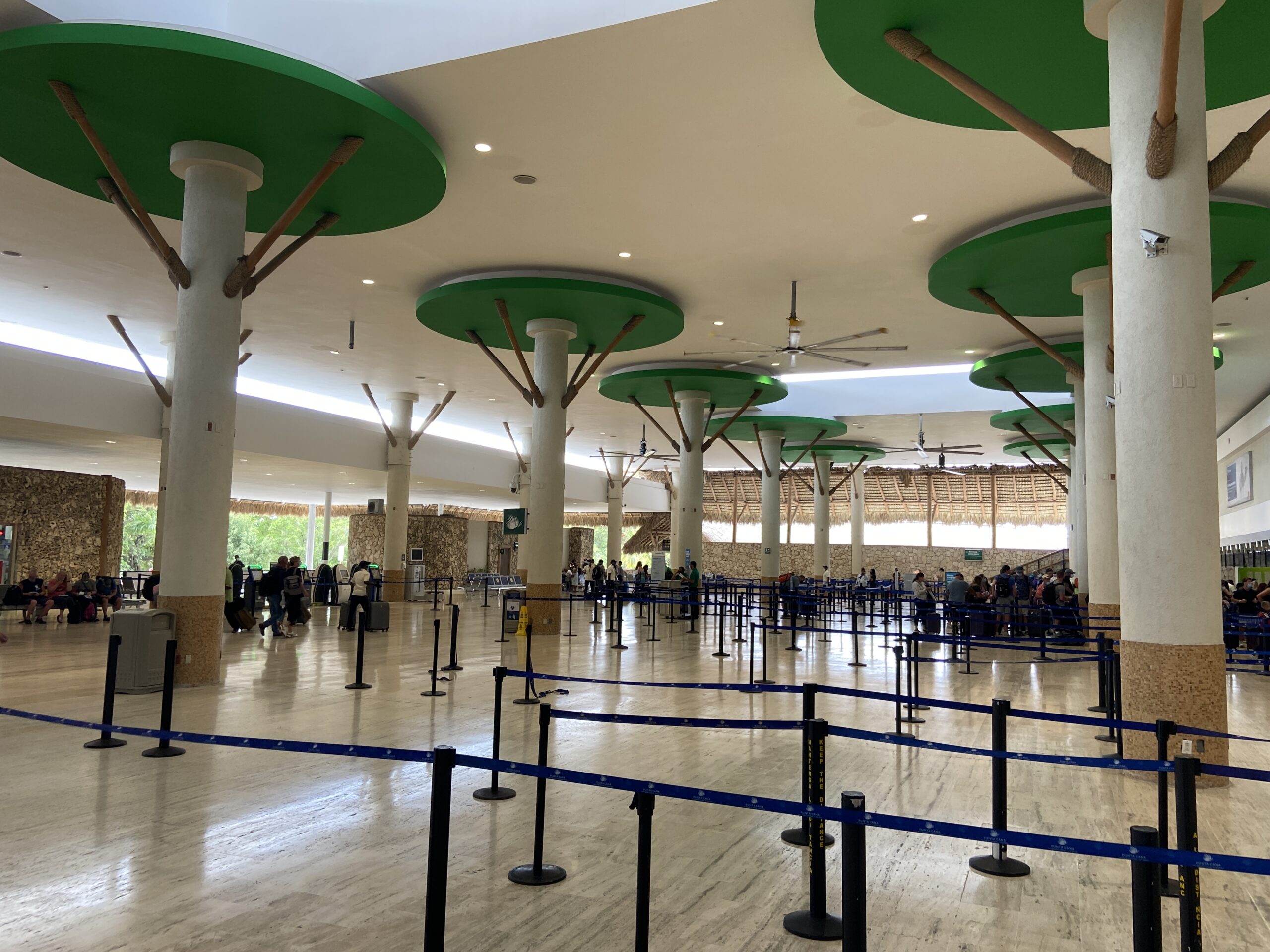 Hall d’enregistrement de l’aéroport de Punta Cana pour illustrer les transferts et dépenses logistiques de voyage