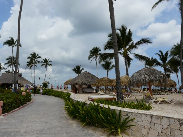 Resort de Punta Cana avec palmiers et zone de détente pour illustrer les dépenses d’un séjour all inclusive