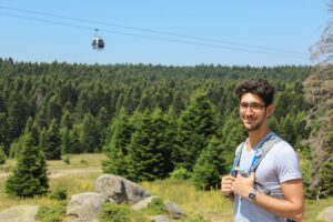 Voyageur avec sac à dos pour illustrer comment voyager sans beaucoup d’argent