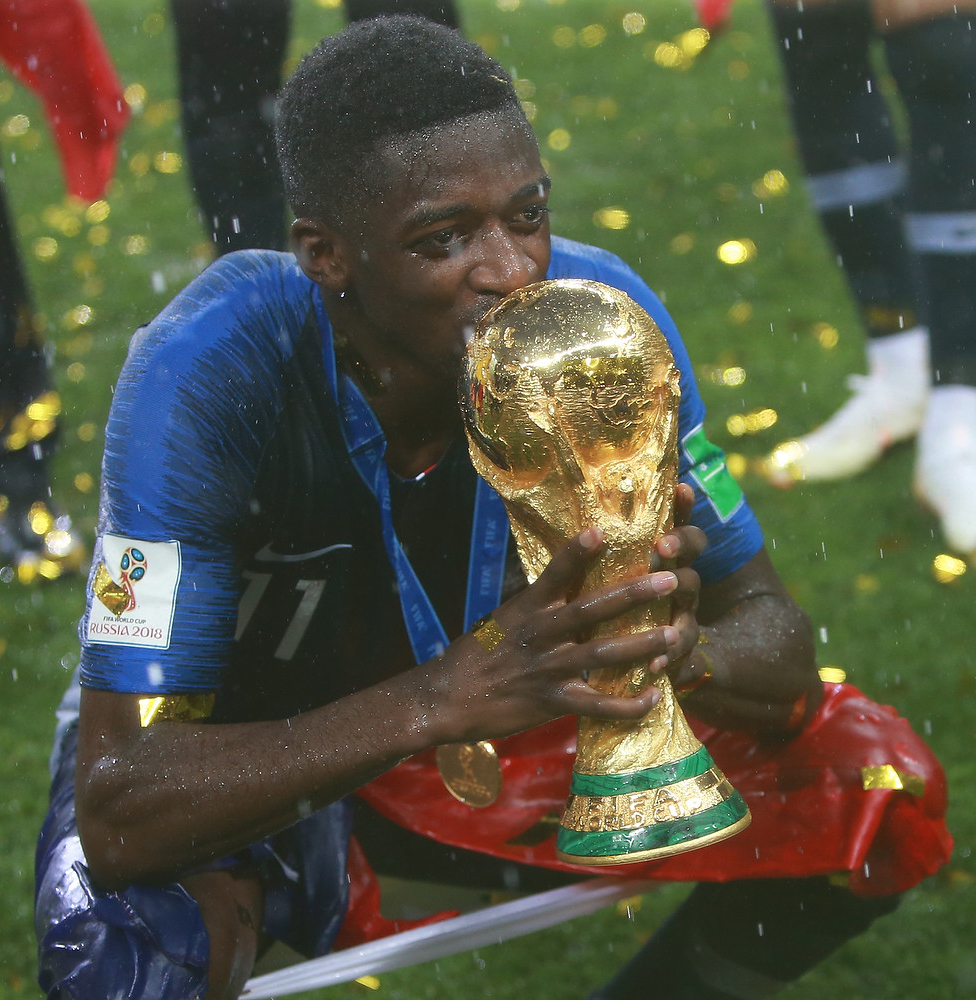 Ousmane Dembélé avec le trophée de la Coupe du monde